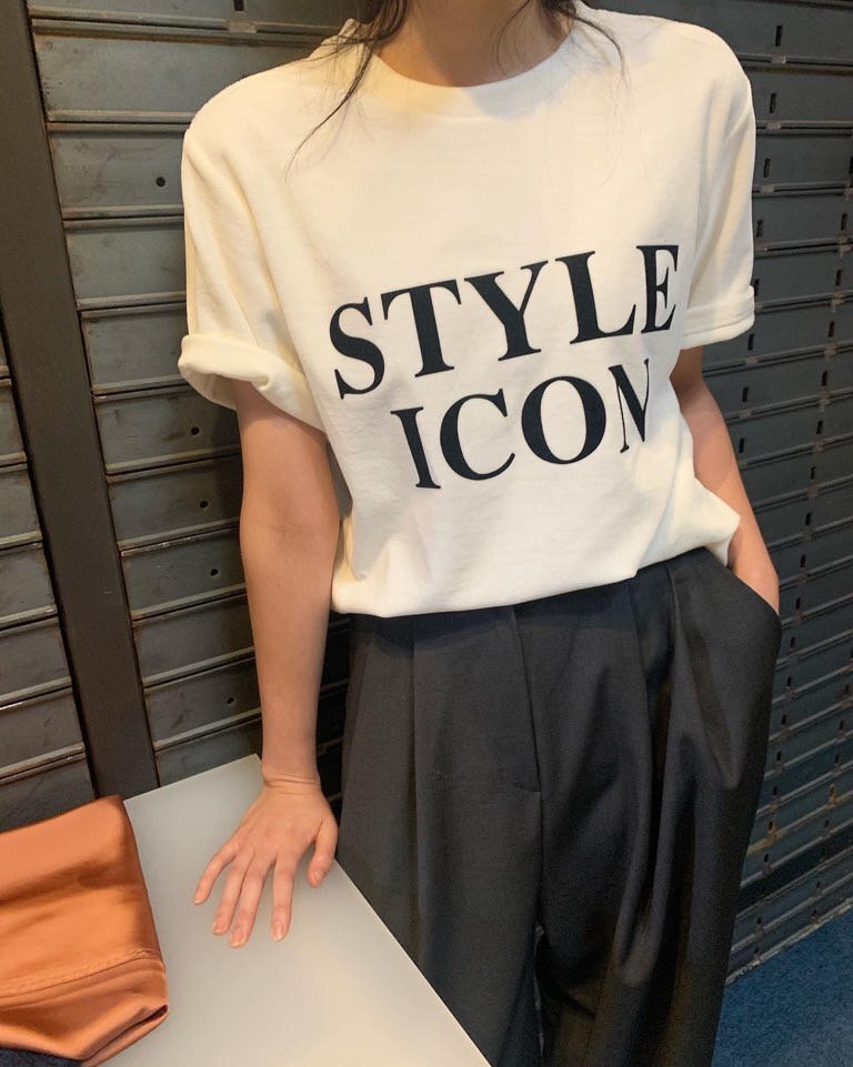 스타일 아이콘 영문 프린트 벨벳 티셔츠
